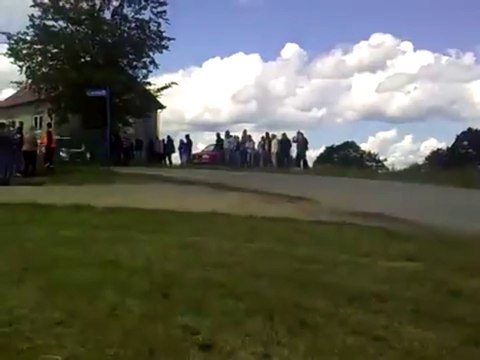 Rallye : ces spectateurs doivent leur vie à quelques briques