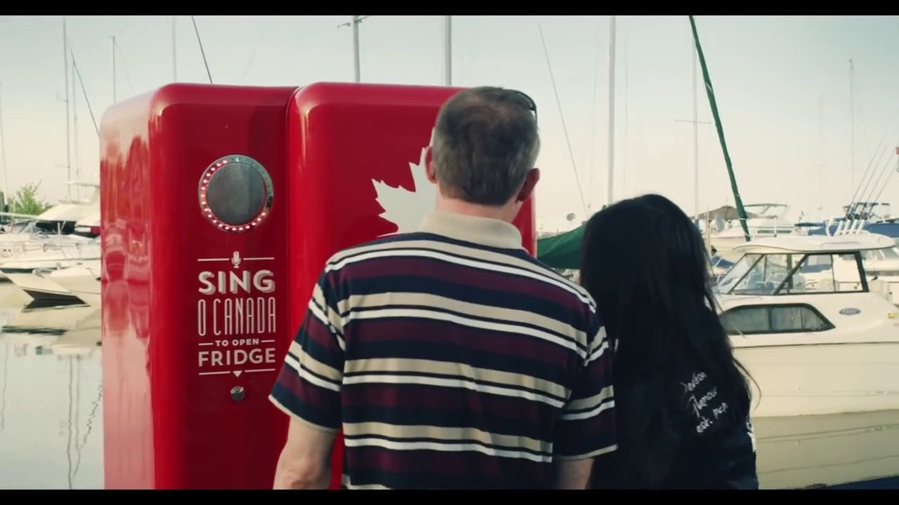 Un frigo remplit de bière Molson qui ne s'ouvre qu'au son de l'hymne canadien. Hilarant...