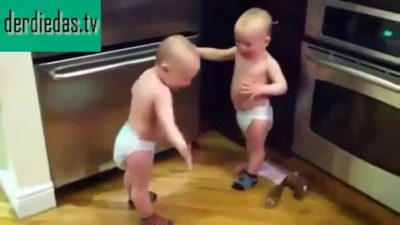 Babydiskussion. Wie süß sich die zwei Kleinen “unterhalten”