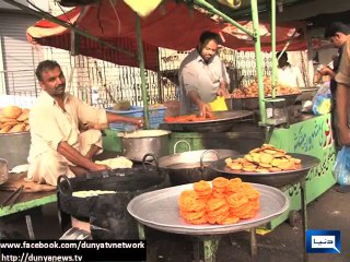 Dunya News - Karachiites turn to Burns Road food street for first iftar