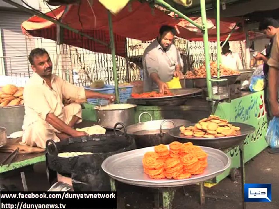 Dunya News - Karachiites turn to Burns Road food street for first iftar