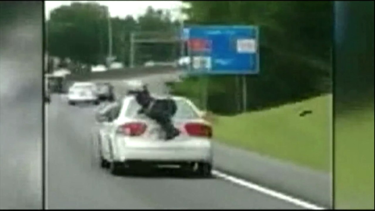 Agrippé au coffre d'une voiture sur une autoroute