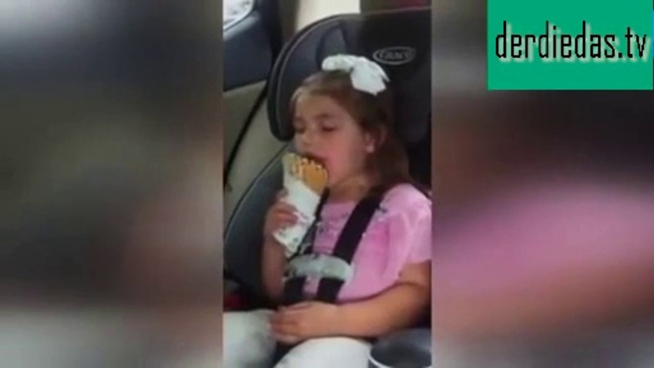 Schlafen und Eis essen gleichzeitig? Für dieses Kind wohl kein Problem!