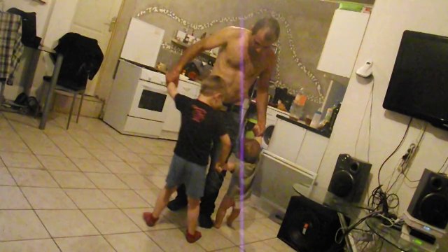 Mon bébé ne sait pas marcher mais dancer oui