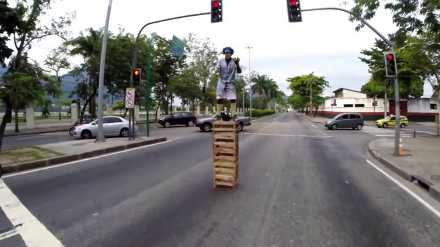 Performer de rue qui jongle aux feux rouges. Gros talent!