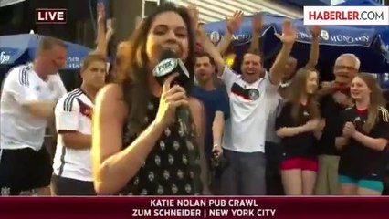 Ünlü Muhabire Canlı Yayında Şok Öpücük