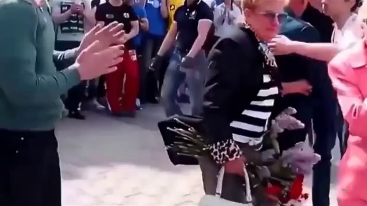 un vieux donne une leçon à des jeunes au pompe