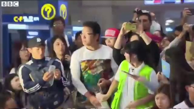 Jogadores da Coreia são recebidos com chuva de bala de caramelo