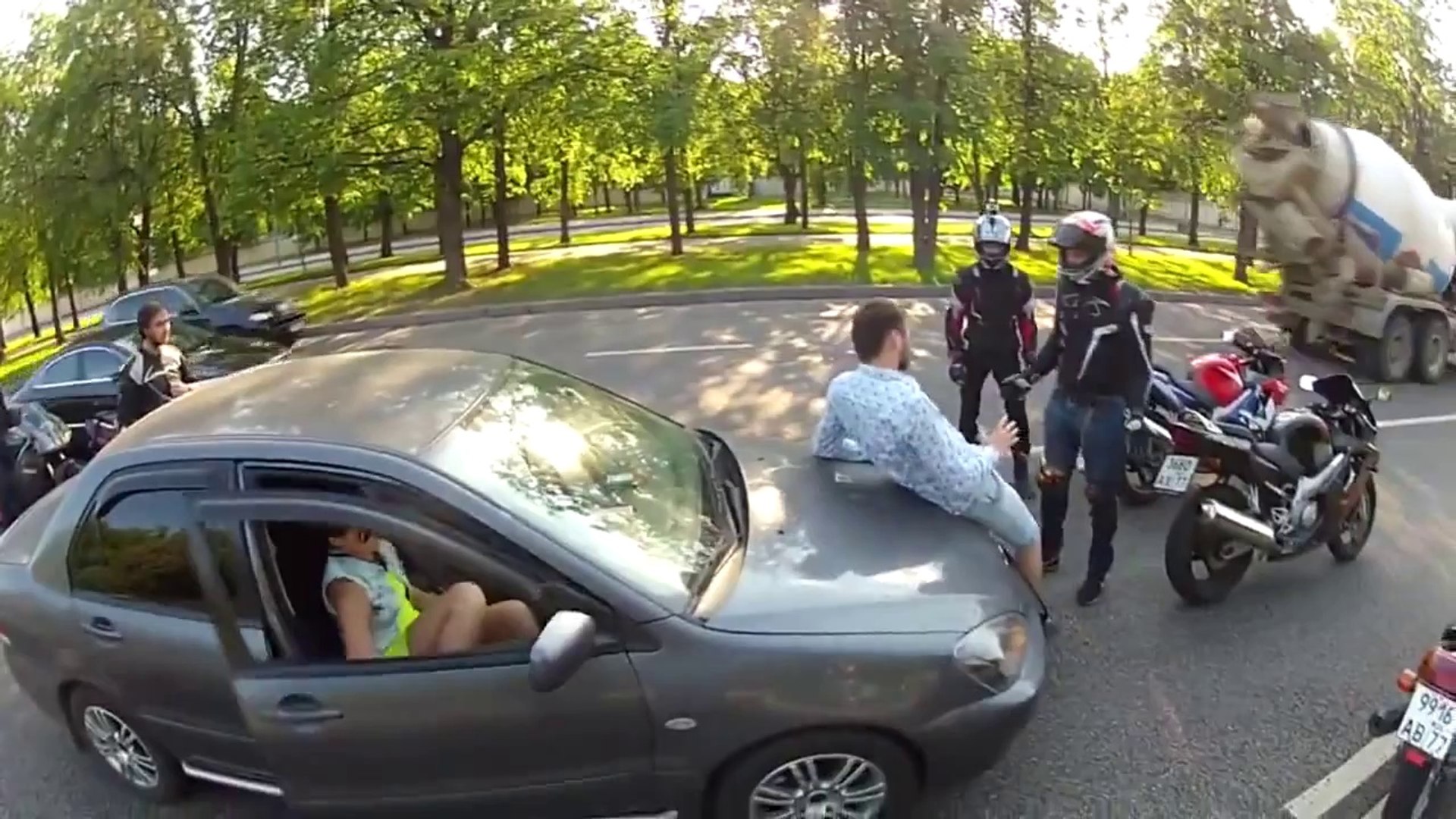 Драка мотоциклиста и водителя. Байкеры ангелы ада. Кожаный костюм god bless america байкеры. Мотоциклист в пробке. Мотоциклист и водитель.