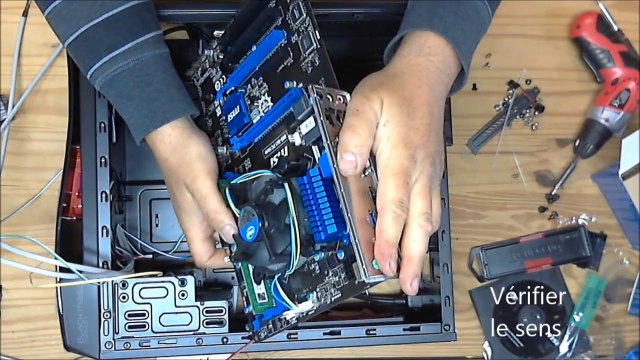 Montage d'un ordinateur fixe à partir de pièces détachées étape 6 le cache connecteurs