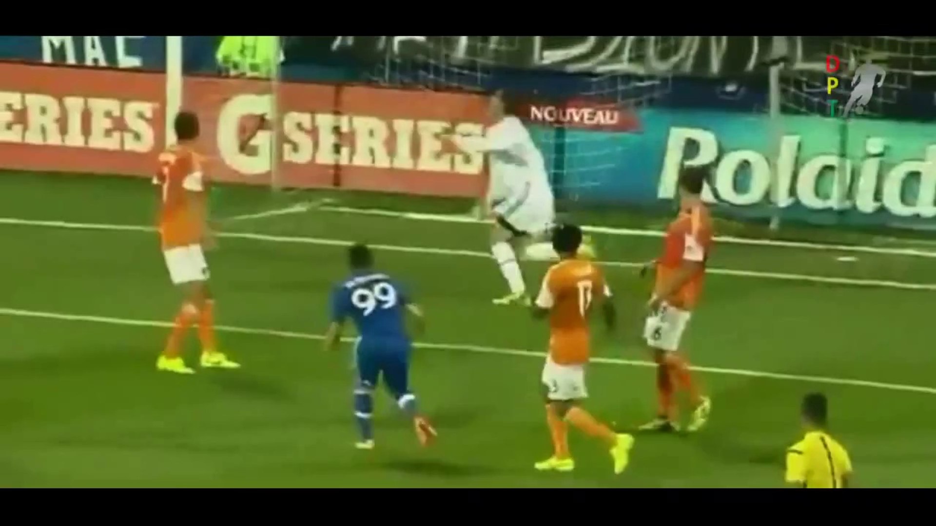 Jogadora rouba bola de goleira e faz gol inusitado na Turquia; veja vídeo