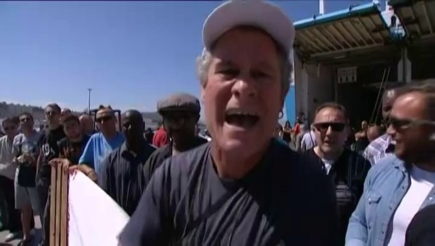 Les marins de la SNCM poursuivent leur grève et occupent un navire à Marseille