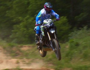 Une Kawasaki Z 800 fait du Supercross