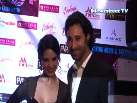 Sunny Leone flaunts curves more than Pink Lips