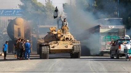ISIL militants show off tank in Raqqa - amvid