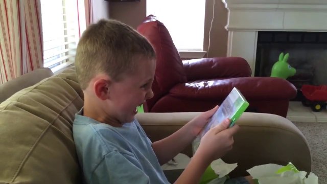 Gamin hystérique devant on cadeau : le jeu vidéo Minecraft