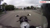 Çarpmanın etkisiyle motosikletlinin ayakları yerden kesildi!