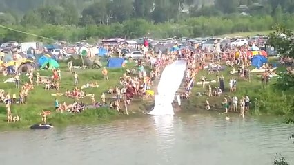 Faire du Toboggan tiré par une moto : saut de malade mental!!!!