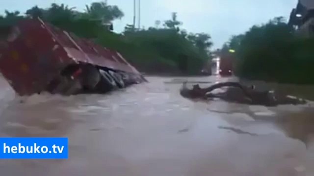 kamyonuna çok güvenen şöför'ün sonu - fazla özgüven de iyi değildir be şöför ağabey :D