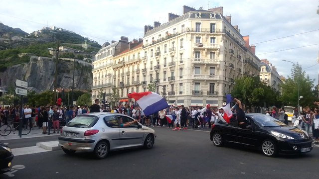 Scène de liesse à Grenoble après la qualification des Bleus en quarts de finale (1/2)