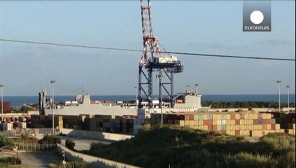 Télécharger la video: Italia: a Gioia Tauro in corso il trasbordo delle armi chimiche siriane