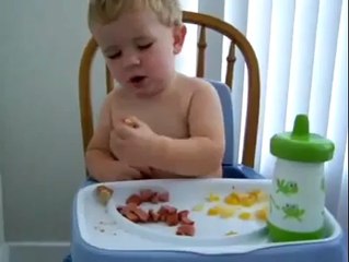 un bébé mange en dormant mdrrr ! a voir