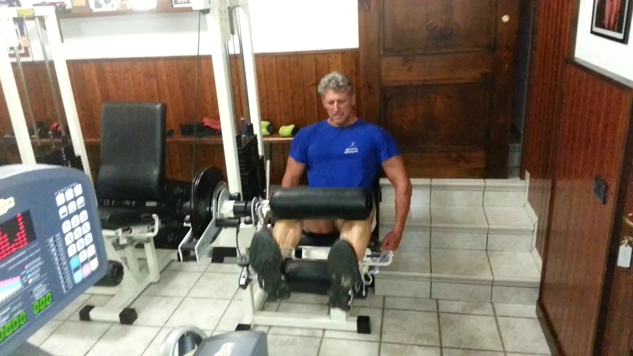 Flessioni delle Gambe alla Macchina per i Bicipiti Femorali di Roberto Eusebio