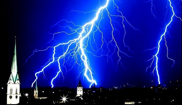 ABD'nin En Yüksek Binasına 3 Kere Yıldırım Düştü