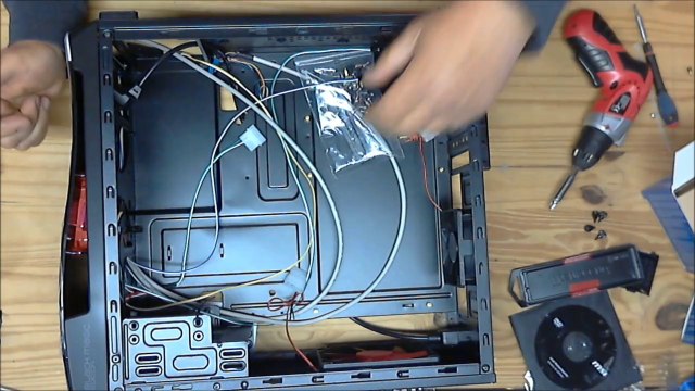 Montage d'un ordinateur fixe à partir de pièces détachées étape 5 le boitier