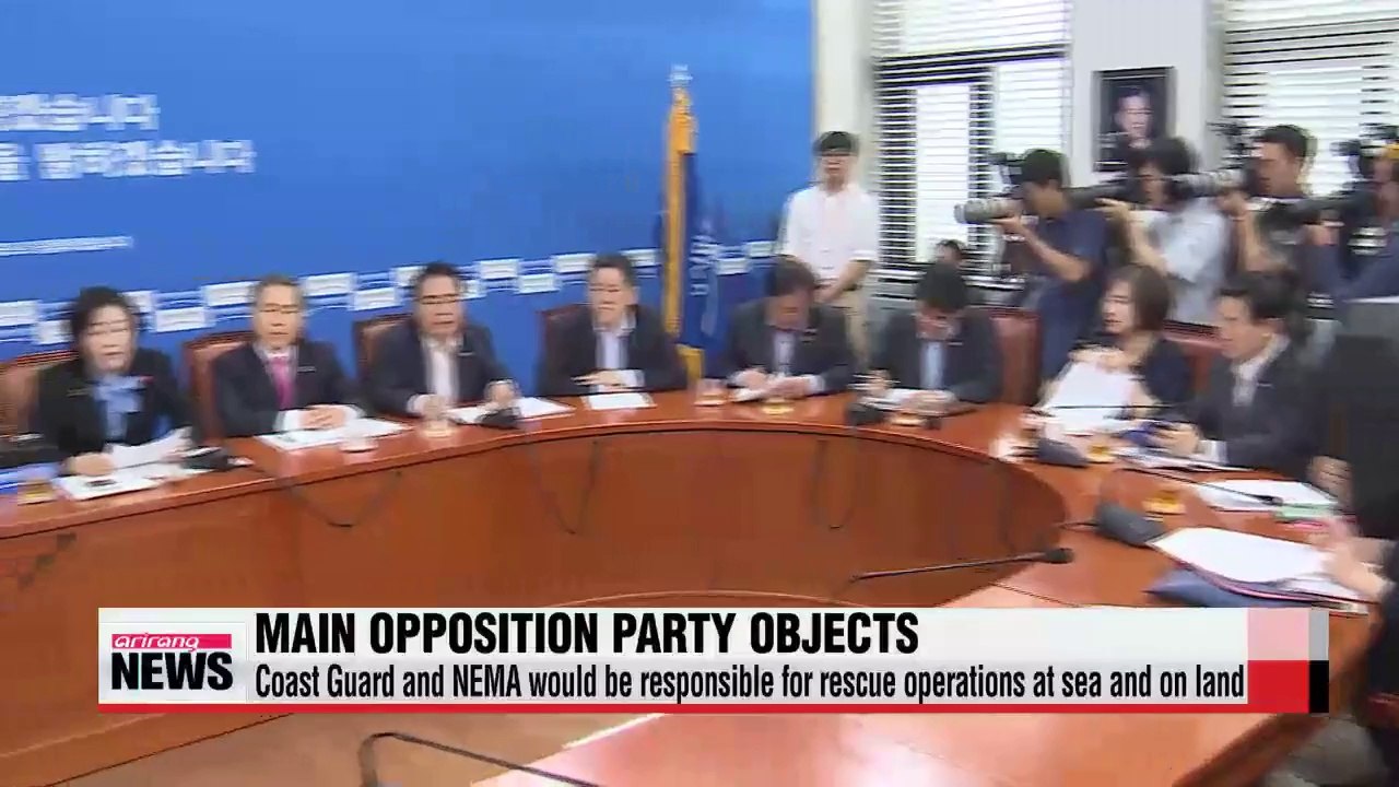 Government's reorganization plan faces opposition