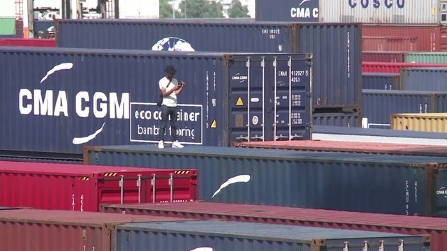 Un regard géant prend la mer sur un porte-conteneurs: le nouveau défi de JR