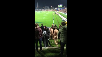 Trois streakers font le show en Super Rugby