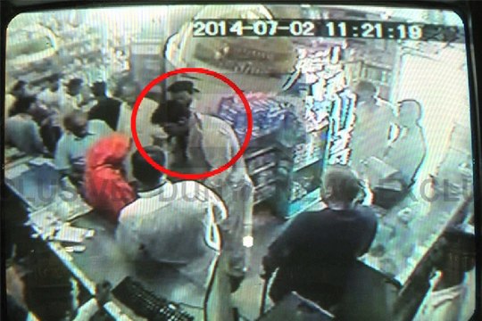 Dunya News - Dunya News receives the footage of shopkeeper being looted on gun-point