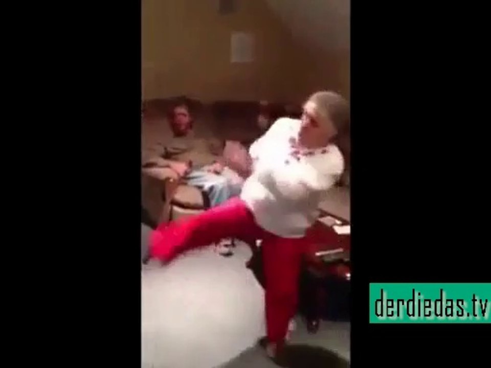 Junggeblieben - 80jährige Oma spielt wie verrückt Wii!! :D