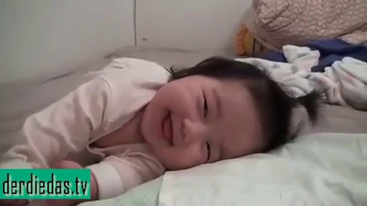 Süß! Die Kleine mag wirklich nicht aufwachen. Wer kennt das nicht?