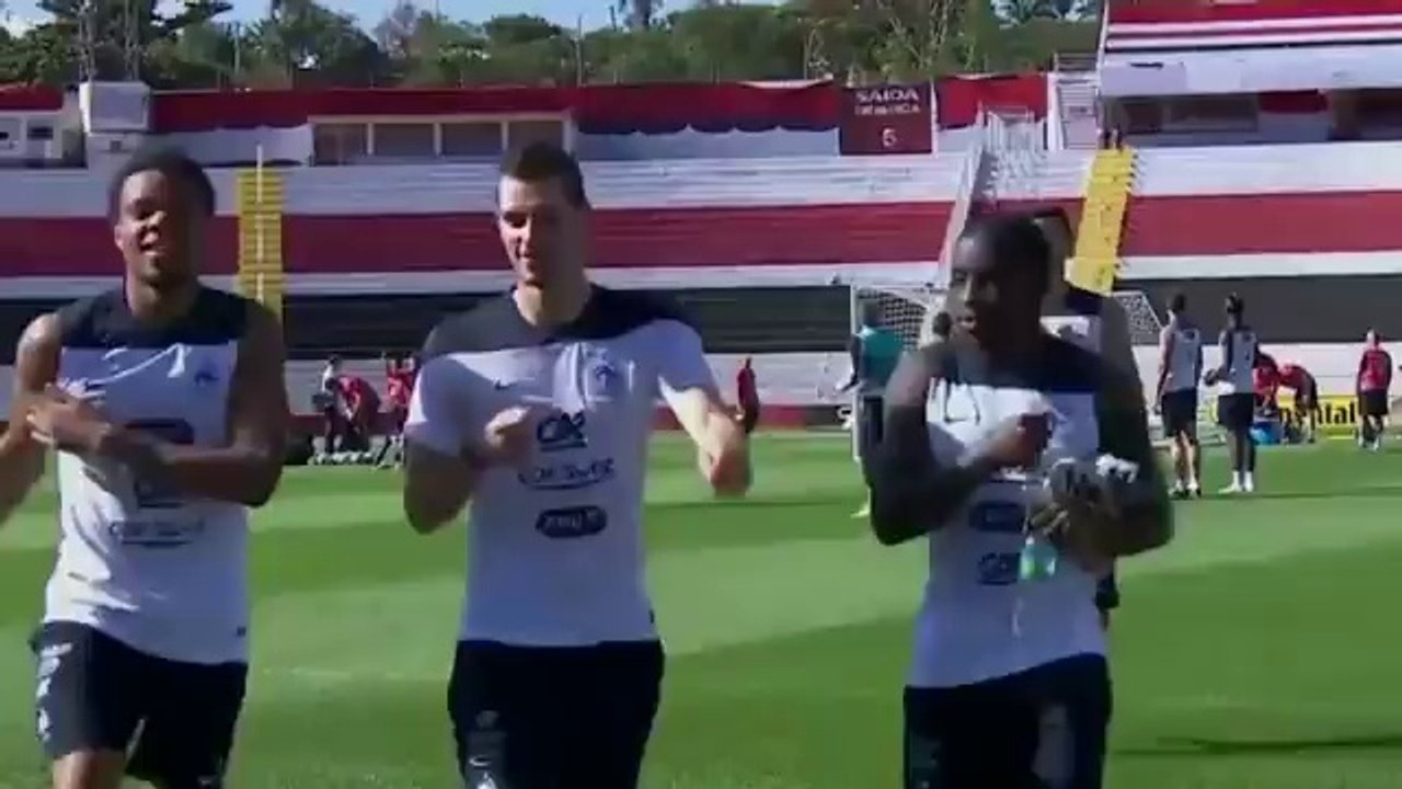 Les Bleus fans du Loup de Wall Street se tapent le torse comme Matthew McConaughey