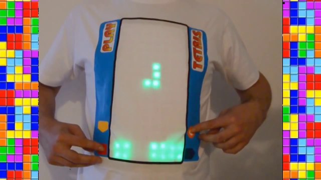 Jouer à TETRIS sur un T shirt! Dingue... Cadeau parfait pour les Geek et gamers!