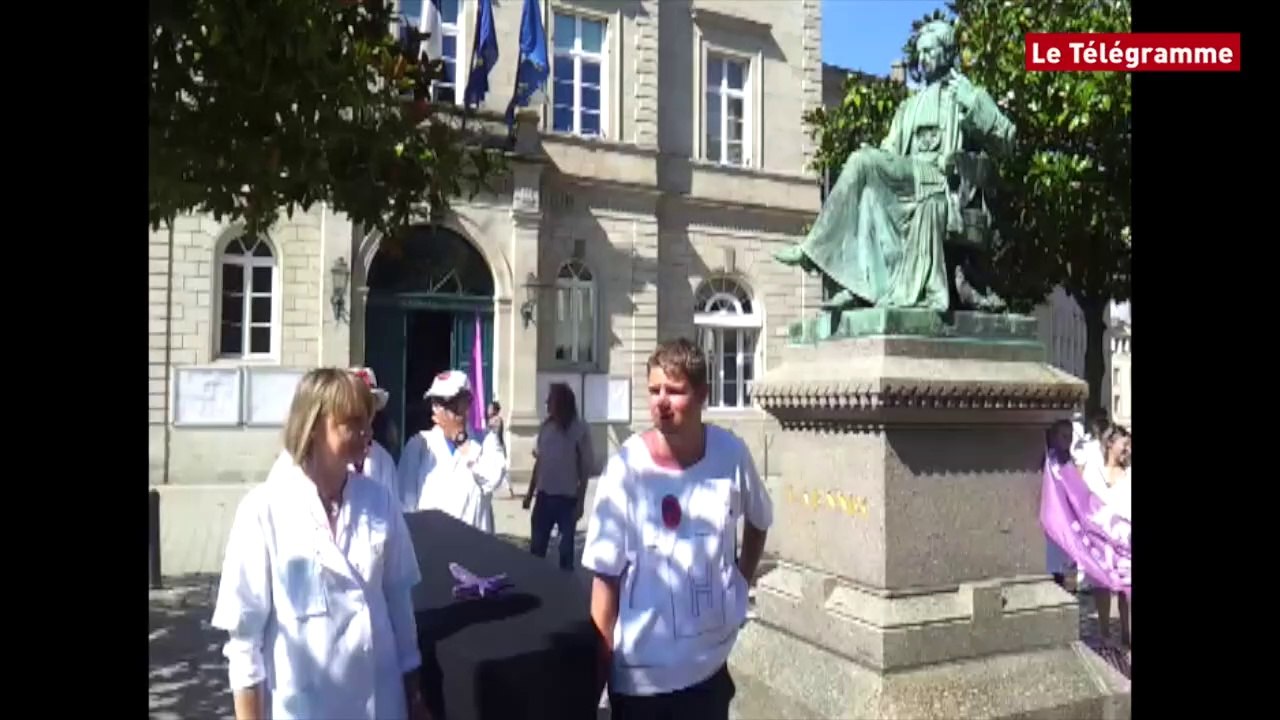 Quimper. Une soixantaine d'hospitaliers rassemblés devant la mairie
