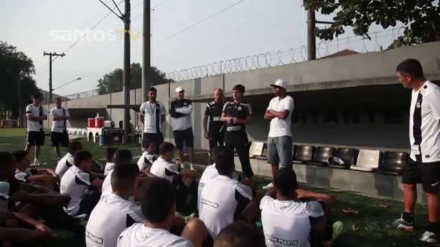 Robinho visita meninos da Vila e dá conselhos aos jovens