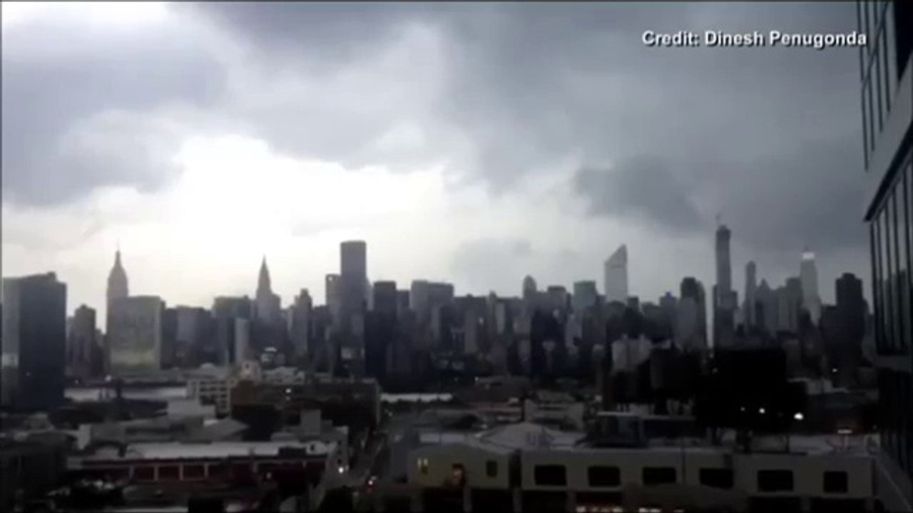 Vídeo mostra momento em que raio atinge Nova York