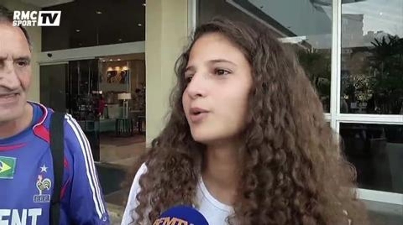 Football / Des supportrices tricolores émues de voir les Bleus - 03/07