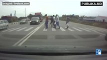 Accident teribil pe o autostradă! Un camion a lovit din plin câţiva pietoni care treceau pe zebră (VIDEO) - PUBLIKA .MD