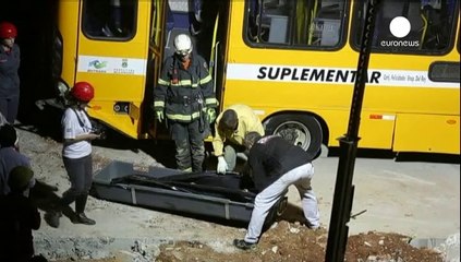 Brezilya'da çöken üst geçit kupa heyecanına gölge düşürdü