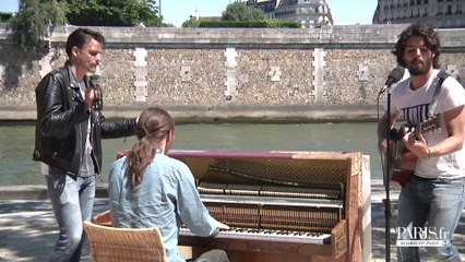 Mrs Good chante au pied de Notre Dame pour Play Me I'm Yours