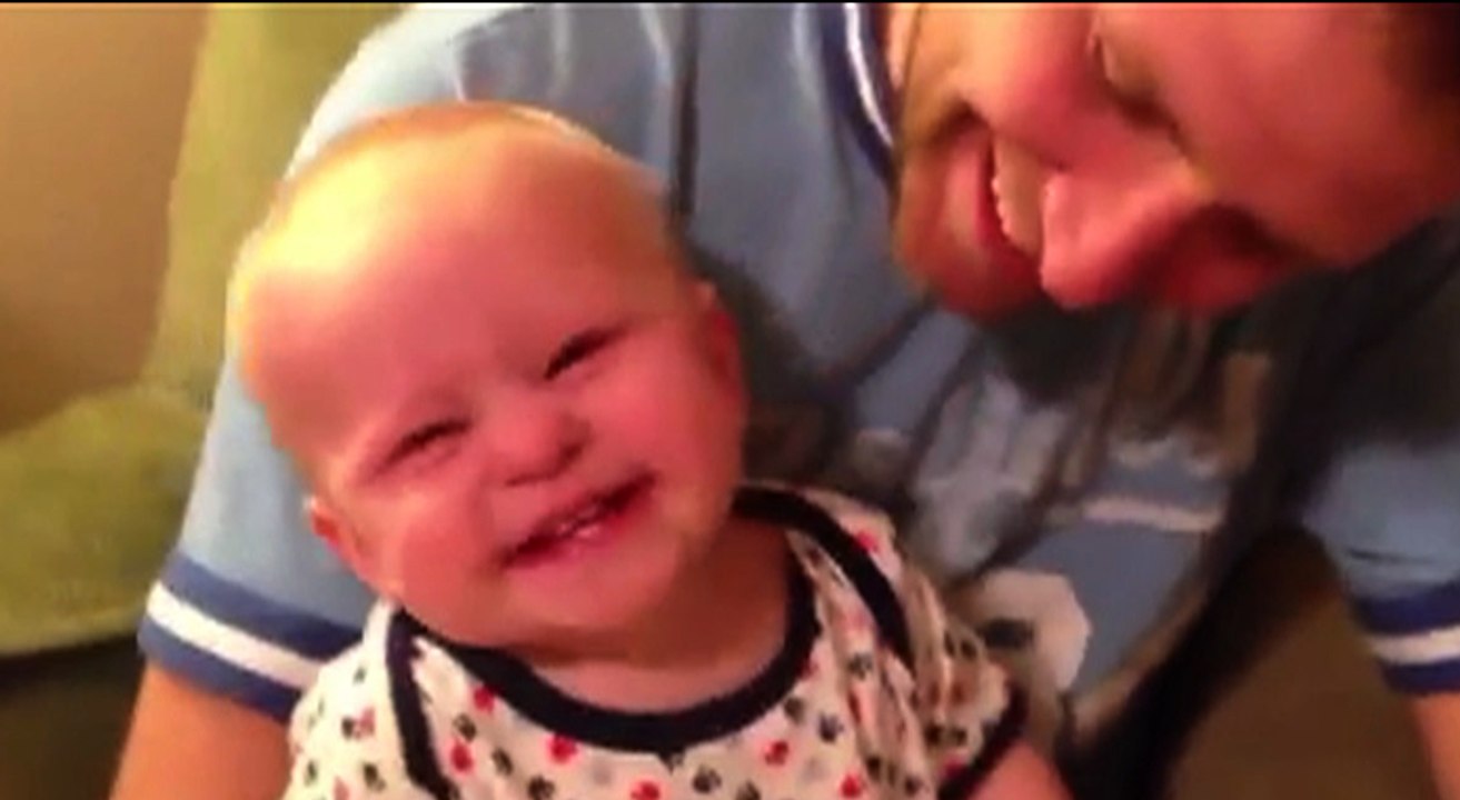 Ce bébé est mort de rire pour la première fois...