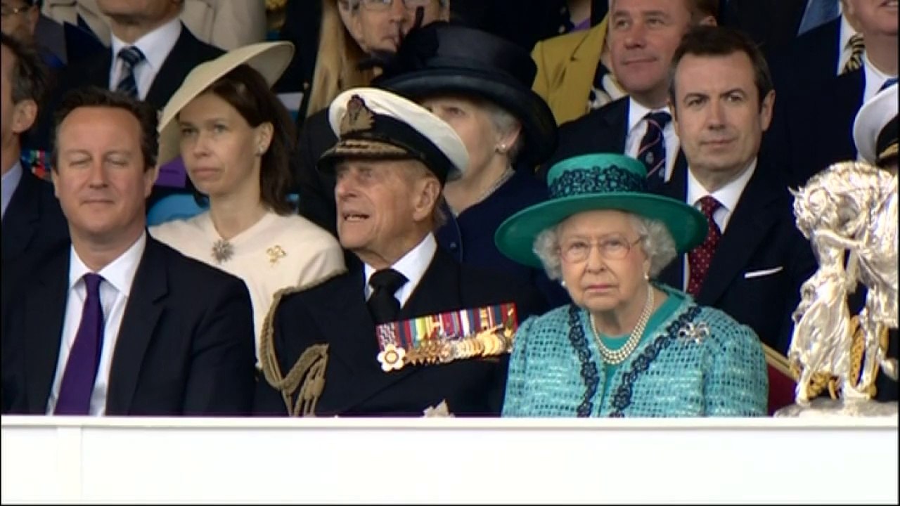 Queen names new aircraft carrier HMS Queen Eliz...