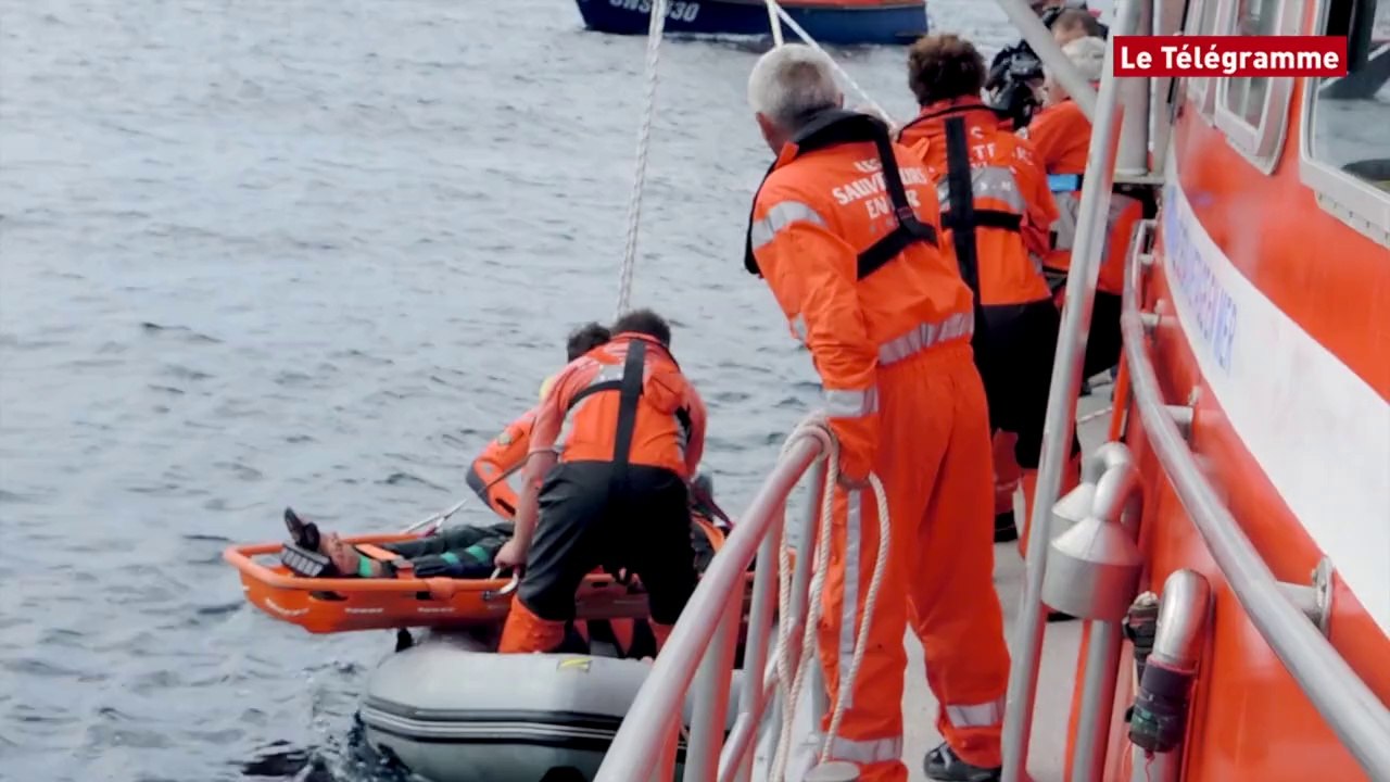 Audierne (29).  SNSM : exercice sur le phare de la Vieille