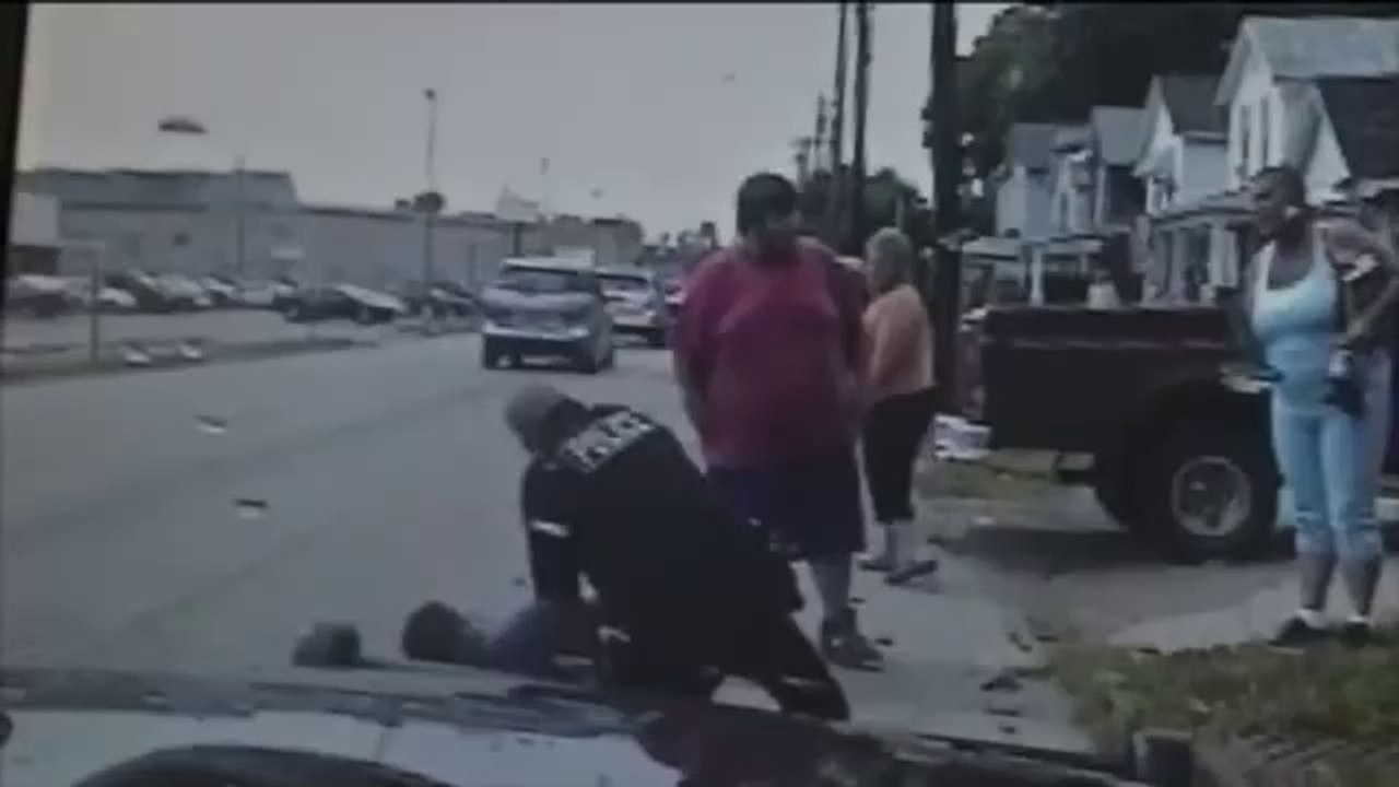 Baston : deux hommes viennent en aide à un policier