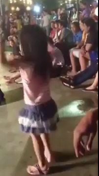 สาวน้อย ลมพัดตึ้ง