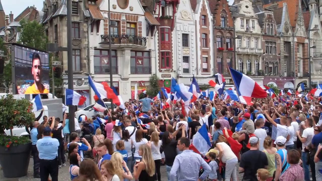 Béthune : La Marseillaise, avant la retransmission du match France-Allemagne, Grand-Place